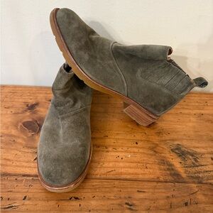Woman’s Suede Chelsea Boots - Brown